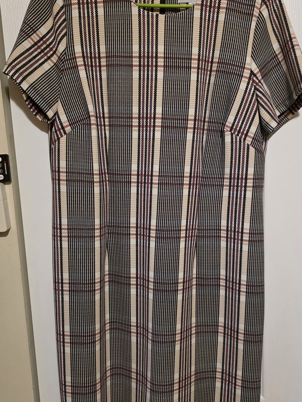 Classy and versatile short-sleeve plaid shift dress